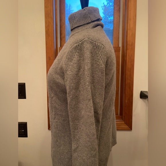 Hathaway Platinum Cashmere Sweater - Picture 3 of 6